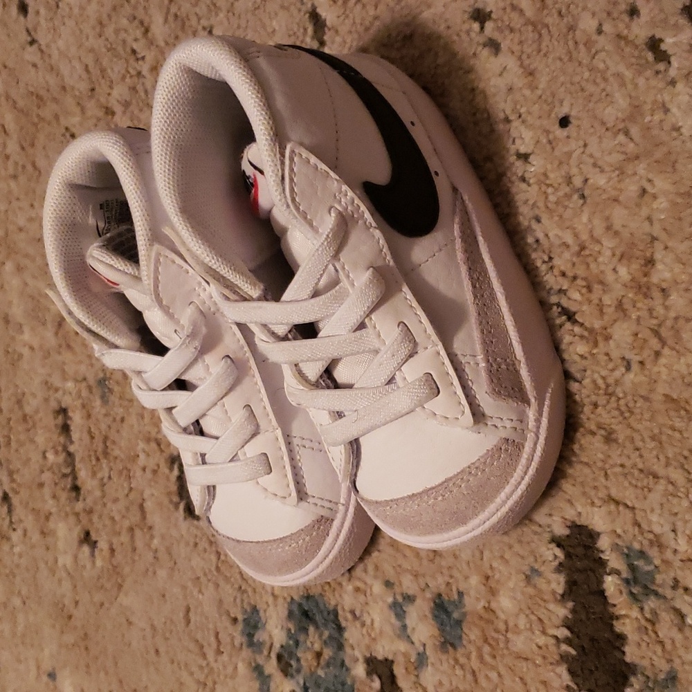 Boys size 5c white Nike blazers shoes